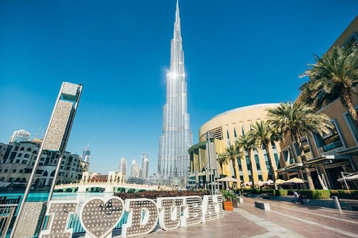 Witness unparalleled views of Dubai’s iconic skyline and beyond from the Burj Khalifa's observation deck with effortless access and expert guidance ensuring an unforgettable experience.
